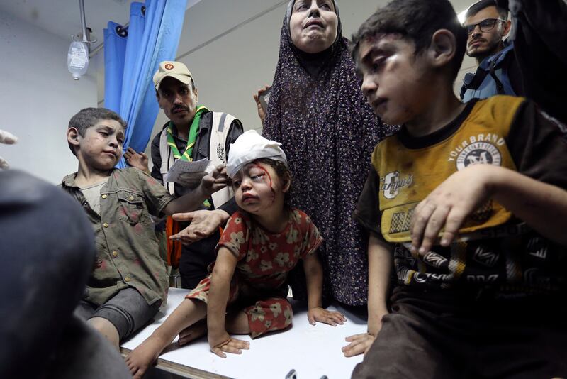 Palestinos heridos a su llegada al hospital Al Shifa, luego de bombardeos israelíes contra Ciudad de Gaza.