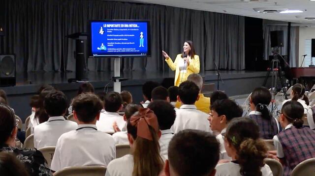 Reportera de TeleOnce comparte sus conocimientos con estudiantes
