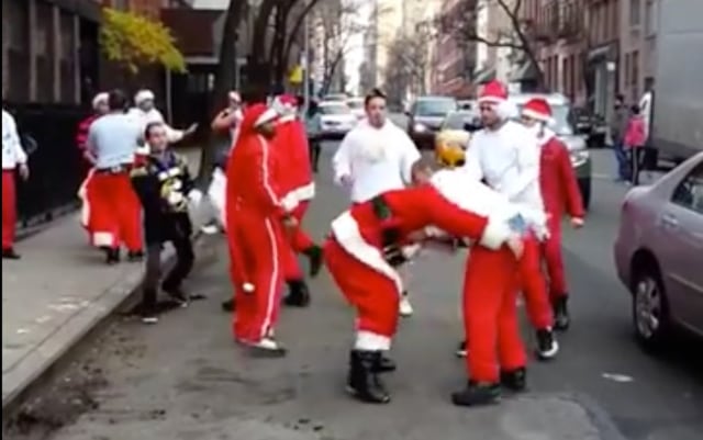 ¡Atángana! Peculiar pelea de Viejitos Pascuero es uno de los mejores regalos que internet nos puede dar en Navidad