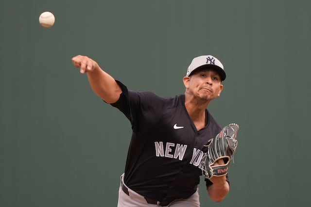 Carlos Carrasco firma contrato con Yankees de Nueva York