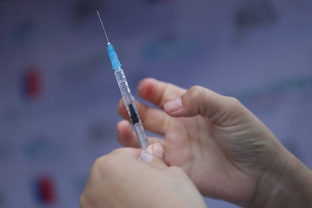 Nueva ronda de vacunas COVID se limita a personas mayores y de alto riesgo, dictó FDA