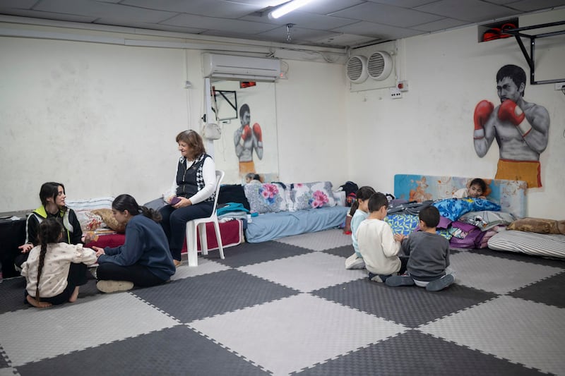 Varias personas en el único búnker del barrio Wadi Nisnas de Haifa.