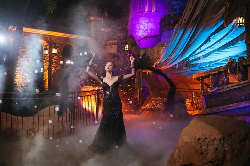 El nuevo vestido de novia Ursula de Disney se muestra frente a la atracción Under the Sea – Journey of the Little Mermaid en Magic Kingdom Park en Walt Disney World Resort en Lake Buena Vista, Florida. Es uno de los cuatro nuevos vestidos inspirados en los villanos de Disney y presentado como parte de la colección Disney's Fairy Tale Weddings 2024 de Allure Bridals. Inspirado en la famosa bruja del mar, el vestido presenta una silueta de sirena adornada con cuentas brillantes en el mismo tono en el corpiño. Está disponible en marfil o negro y presenta mangas transparentes desmontables con detalles de volantes en los puños.