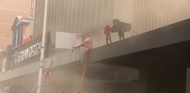 Mujer lanza al vacío a su hija de dos años para salvarla de un incendio en Sudáfrica