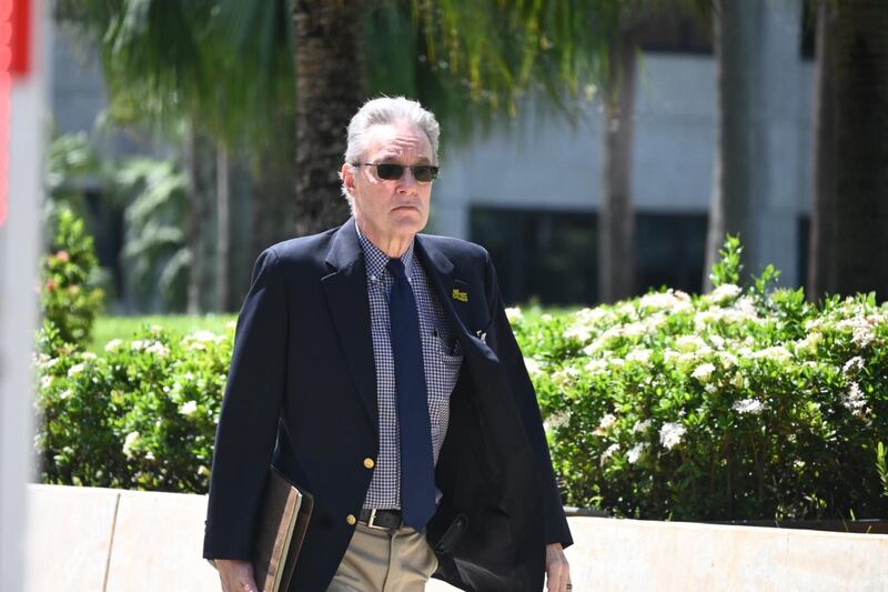 John Mudd, abogado y comentarista legal, evaluó que las preguntas de la jueza reflejan preocupación por la falta de justificación en las destituciones.