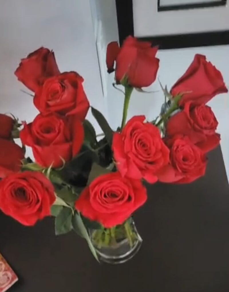 Las flores que don Héctor le regaló a Sonya.