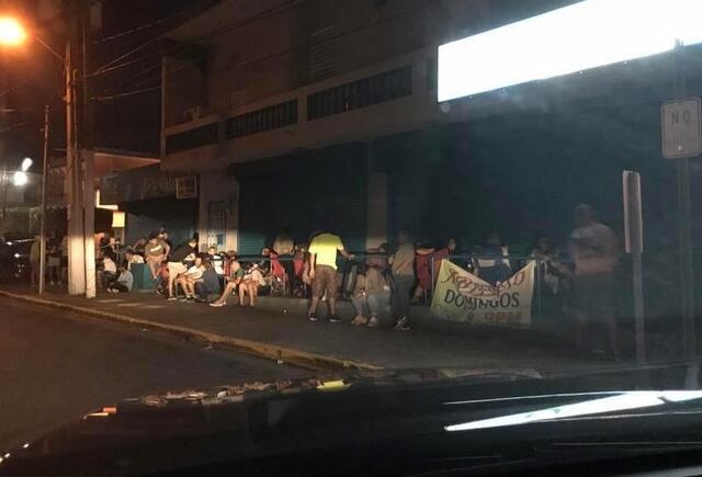 Fanáticos hacen largas filas para presenciar partido a muerte