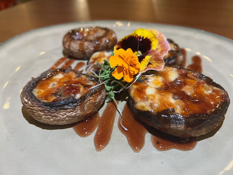 Setas rellenas con manchego y prosciutto