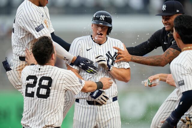 DJ LeMahieu se lesiona la pantorrilla en su debut con los Yankees