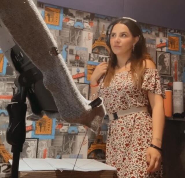 Ella es Jessica Ortiz, la voz de “La Jefa” en La Casa de los Famosos