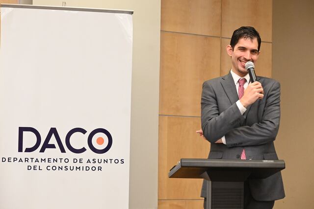 DACO celebra bajas en los precios de la gasolina regular y diésel