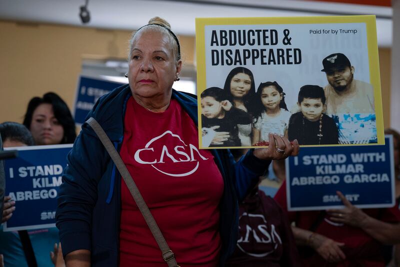 Partidarios sostienen carteles mientras Jennifer Vásquez Sura, esposa de Kilmar Abrego García, de Maryland, quien fue deportado por error a El Salvador, habla durante una conferencia de prensa en el Centro Multicultural de CASA en Hyattsville, Maryland, el viernes 4 de abril de 2025. (Foto AP/José Luis Magana)