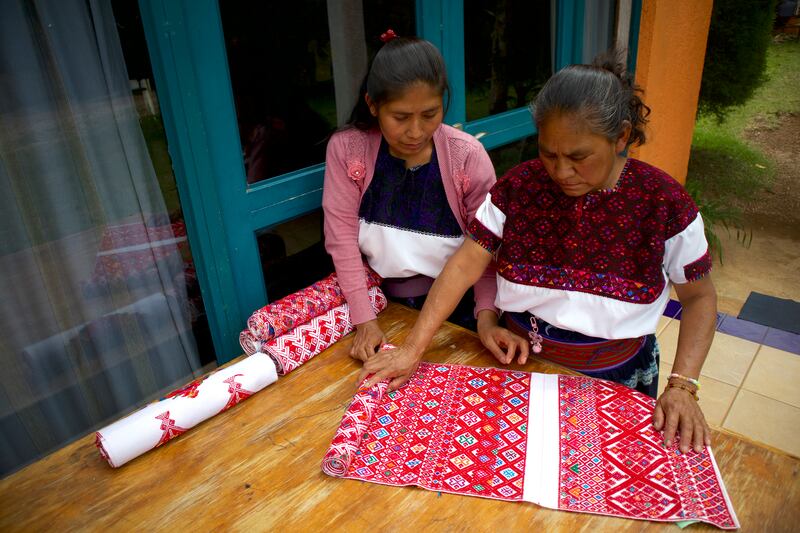 Indígenas artesanas tsotsiles muestran sus tejidos este viernes, en San Cristóbal de las Casas, Chiapas (México). EFE/ Vanessa García Blanca