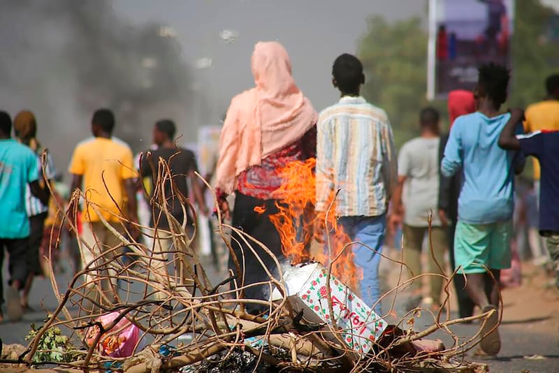 Manifestantes a favor de la democracia bloquean vialidades con incendios para condenar la toma de poder de funcionarios militares en Jartum, Sudán, el lunes 25 de octubre de 2021. (AP Foto/Ashraf Idris)