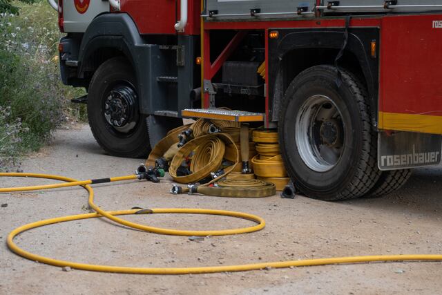 Casi 50 unidades de bomberos combaten un incendio en bodega de Miami