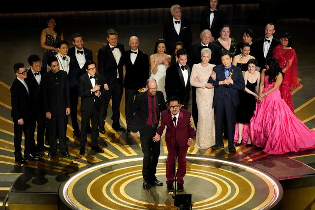 “Everything Everywhere All at Once” domina los Oscar