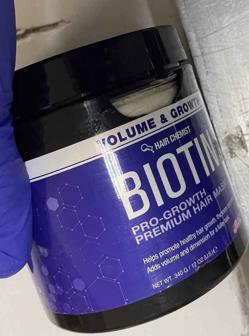 Incautan 21 kilogramos de cocaína en frascos de acondicionador de cabello en Aguadilla.
