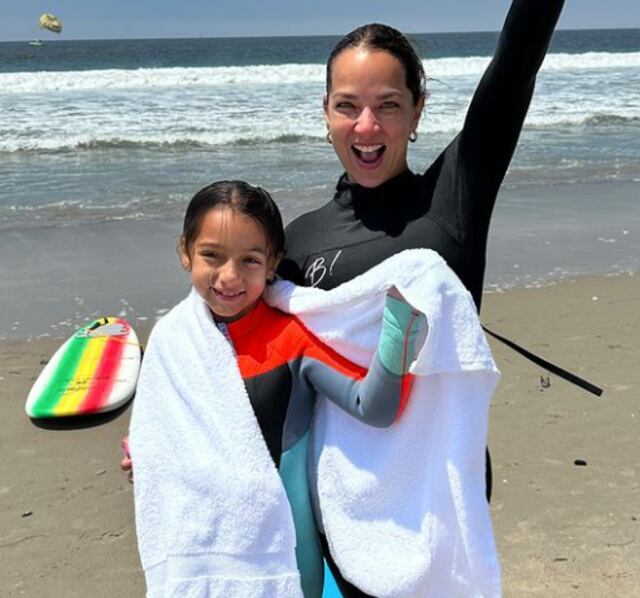 Adamari López celebra el Día de las Madres surfeando en California