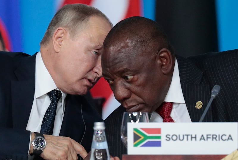 El presidente ruso, Vladimir Putin (izq), habla con el presidente sudafricano, Cyril Ramaphosa, durante una sesión plenaria de la cumbre Rusia-África en el centro turístico ruso de Sochi, en el Mar Negro, el 24 de octubre de 2019