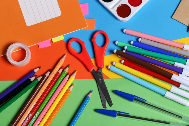 ¿No tienes materiales escolares? En este evento regalarán bultos, libros y recortarán gratis a los estudiantes