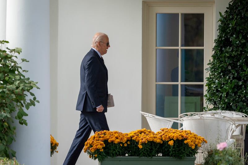 El presidente Joe Biden entra en la Oficina Oval a su llegada a la Casa Blanca en Washington, el lunes 4 de noviembre de 2024. (AP Foto/Ben Curtis)