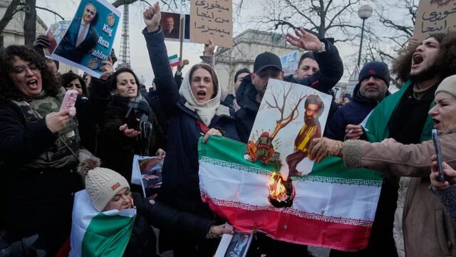 Trump cancela diálogo con Irán y dice a los manifestantes que la “ayuda está en camino”