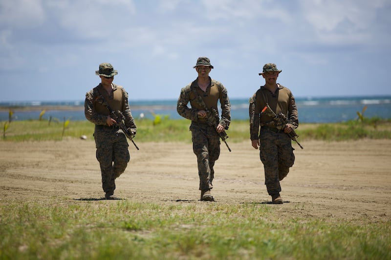La Gobernadora de Puerto Rico dijo que los ejercicios militares no conllevan “uso de municiones o armamento”. En la foto, militares caminan en la playa de Arroyo.