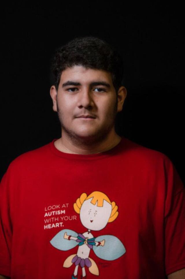 Joven artista con autismo expone sus obras en Angelina en Santurce