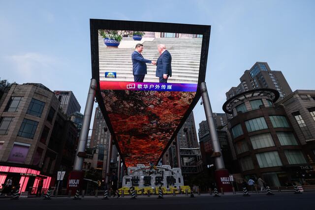 Concluye viaje de Trump a China con promesas de estabilidad y frentes aún abiertos