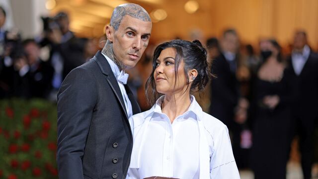 Kourtney Kardashian y Travis Barker dan la bienvenida a su bebé