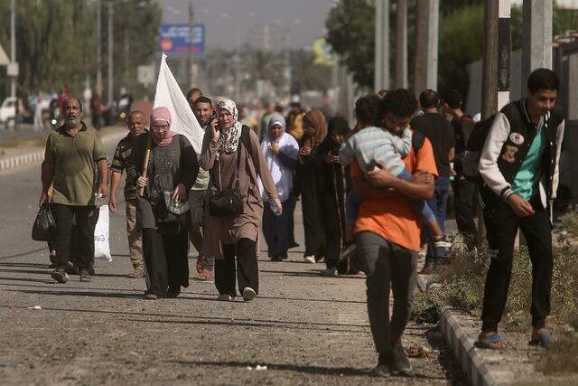 Más palestinos huyen a pie mientras Israel continúa guerra  con Hamás en la Ciudad de Gaza