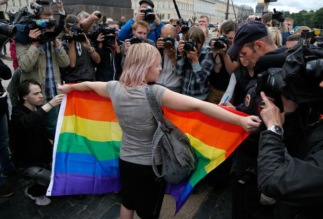 Policía rusa registra bares gay tras fallo que clasifica como “extremista” al movimiento LGBTQ+