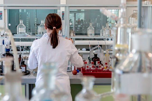 Participación femenina en la fuerza laboral alcanza nivel récord, pero mayoría sigue fuera del mercado laboral