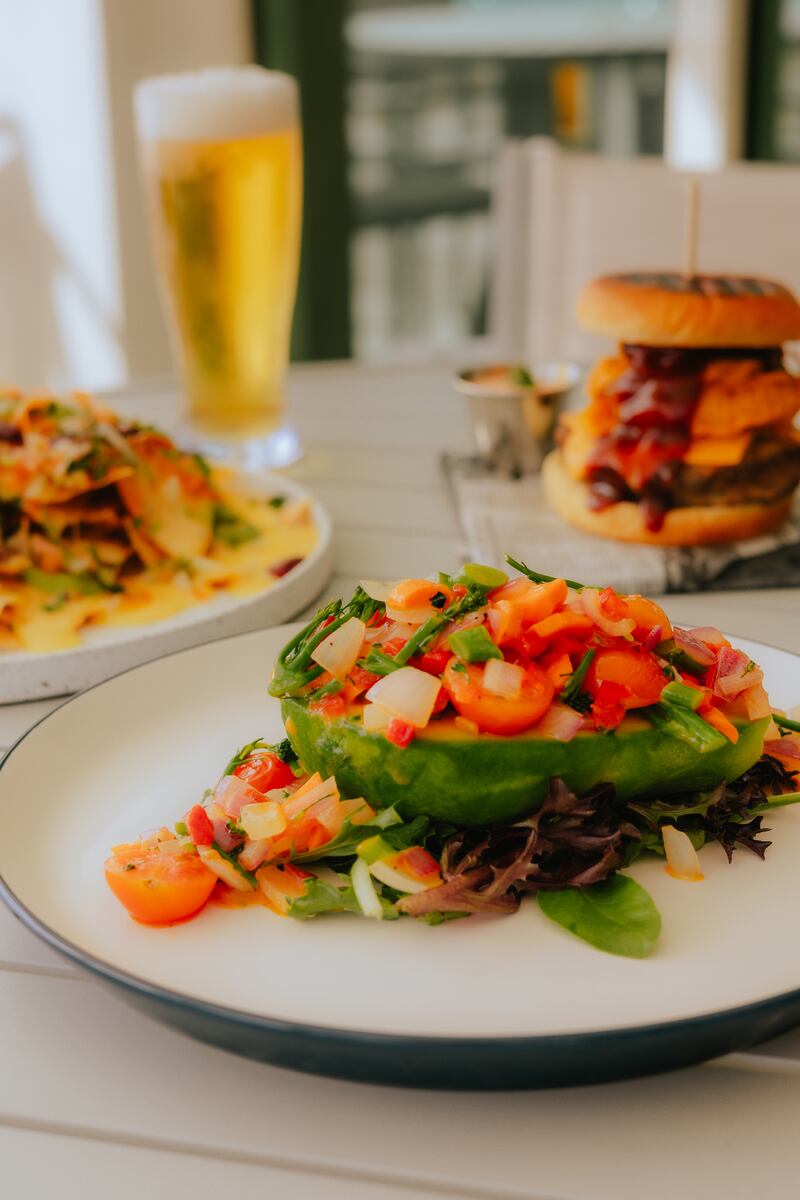 La Isla ha conquistado tanto a locales como a visitantes gracias a su menú criollo elaborado con ingredientes frescos.