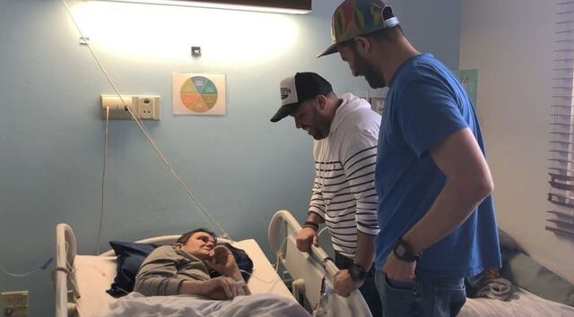 Molusco visita a Billy Fourquet en el hospital
