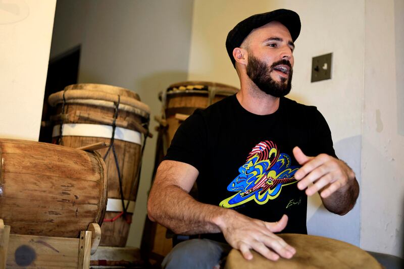 Edwin Maurás toca un barril de bomba durante una entrevista con EFE en su taller este lunes, en Manatí. EFE/ Thais Llorca
