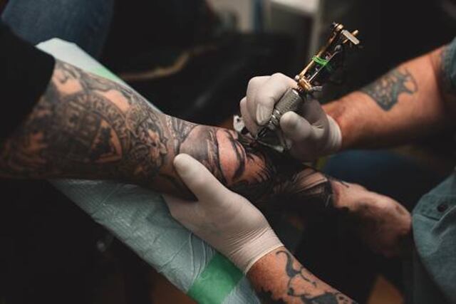Crean un tatuaje biomédico que detecta altos niveles de calcio en la sangre