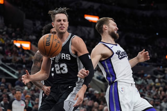 NBA multa a Zach Collins, de los Spurs, por gesto obsceno tras expulsión