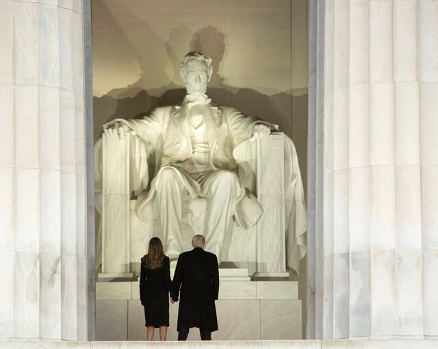 Vandalizan el emblemático Monumento a Lincoln en Washington