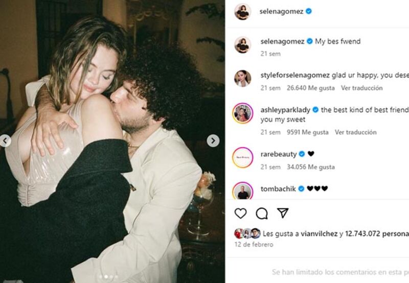 En redes critican a su novio por este gesto en sus fotos con Selena