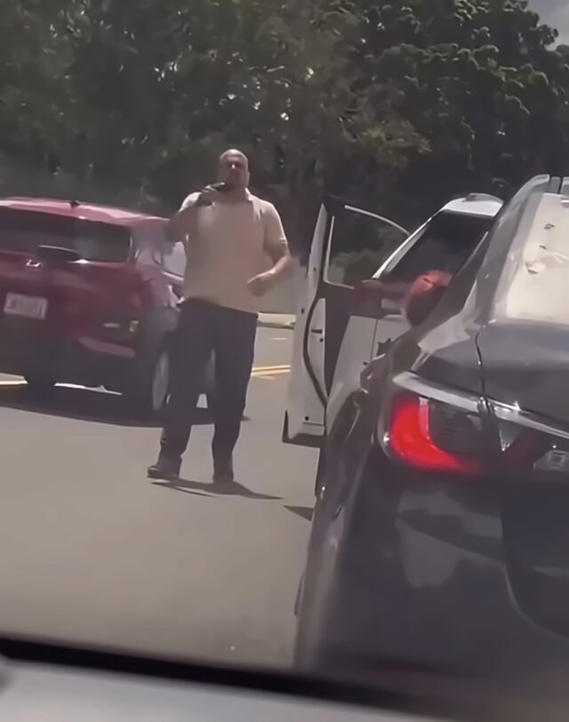 Hombre que sacó pistola en Bayamón asegura que temía por su familia