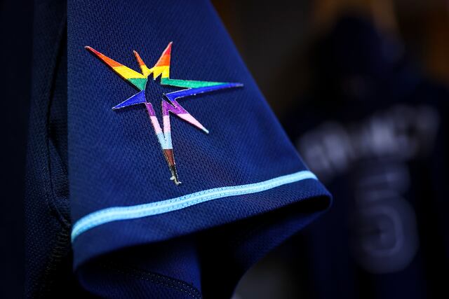 Pitcher de los Cardenales critica a jugadores de Rays que no usaron parche del Orgullo en sus uniformes
