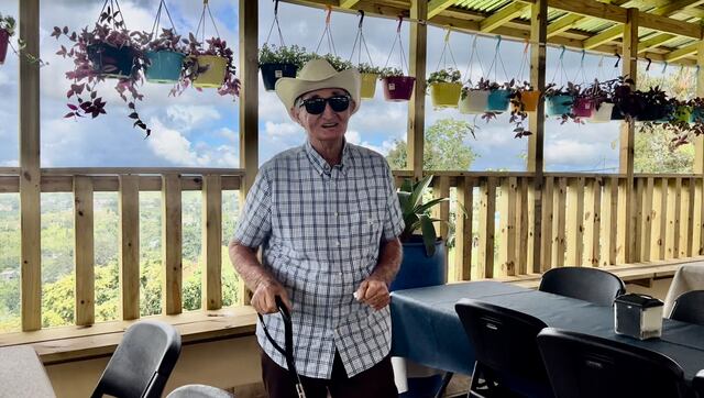 Comunidad se une en oración por Don Nando, ícono de las longanizas de Naranjito