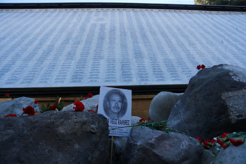 Fotografía que muestra una imagen durante la conmemoración de los 53 años del golpe de estado cívico militar este domingo, en Santiago (Chile). EFE/ Esteban Garay
