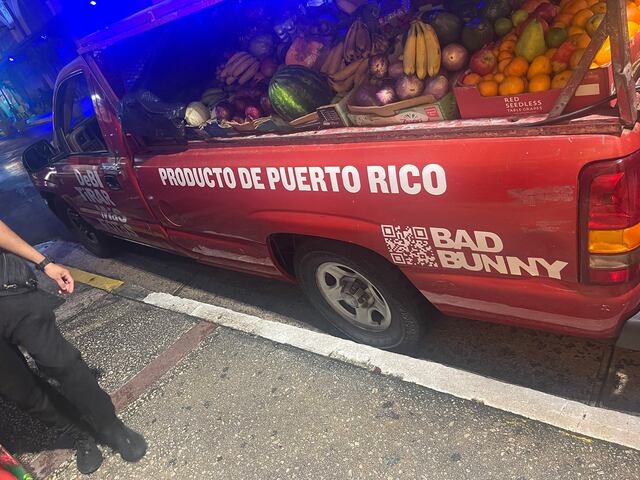 Bad Bunny promociona su álbum con guagua de verduras en la Placita