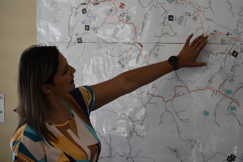 Esta foto de 2023 muestra cómo en el Centro de Transformación Comunitaria de la Asociación Recreativa y Educativa Comunal del Barrio Mariana (ARECMA) se trabajaba con el mapa desarrollado por estudiantes y personal de la organización, para dar una lectura amplia a las realidades comunitarias y responder a ellas.