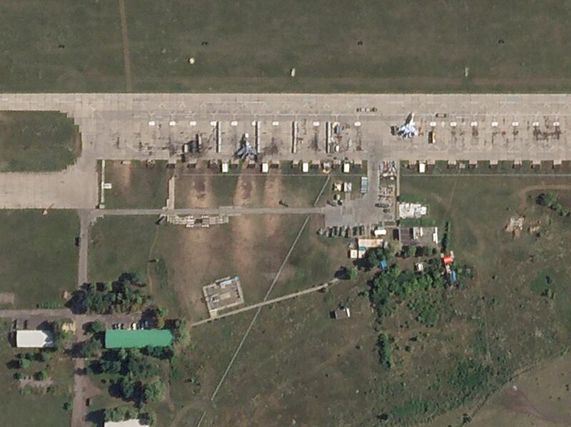 Esta fotografía satelital de Planet Labs PBC muestra aviones de combate dañados en la base aérea de Borisoglebsk en Rusia después de un ataque con drones ucranianos el miércoles 14 de agosto de 2024. (Planet Labs PBC vía AP)