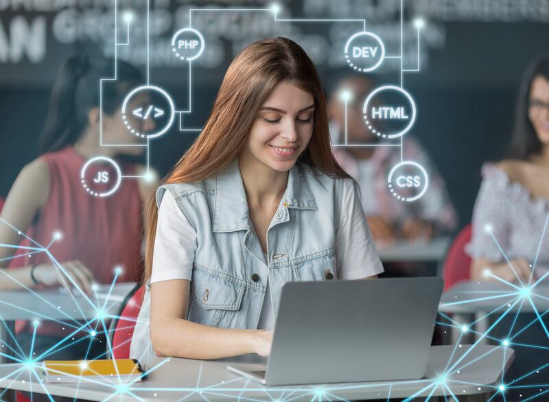 A medida que la tecnología se integra cada vez más en la vida cotidiana y en los entornos de trabajo, preparar a los jóvenes para un mercado laboral digital se ha vuelto una prioridad. Foto: Freepik.
