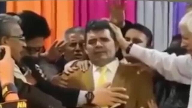 Escenario se desploma en plena 'bendición' sobre político argentino (VIDEO)