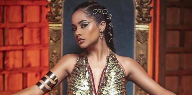 Becky G se muestra sin maquillaje